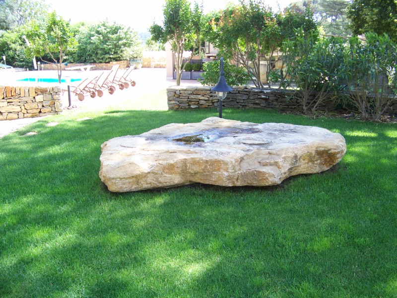 Pose d' une pierres de collection au jardin du Belleouve  sur la Cadieres d' azur